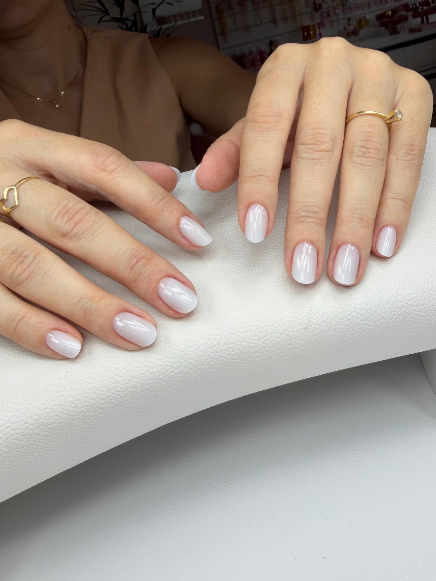 Unhas curtas branco leitoso com acabamento espelhado