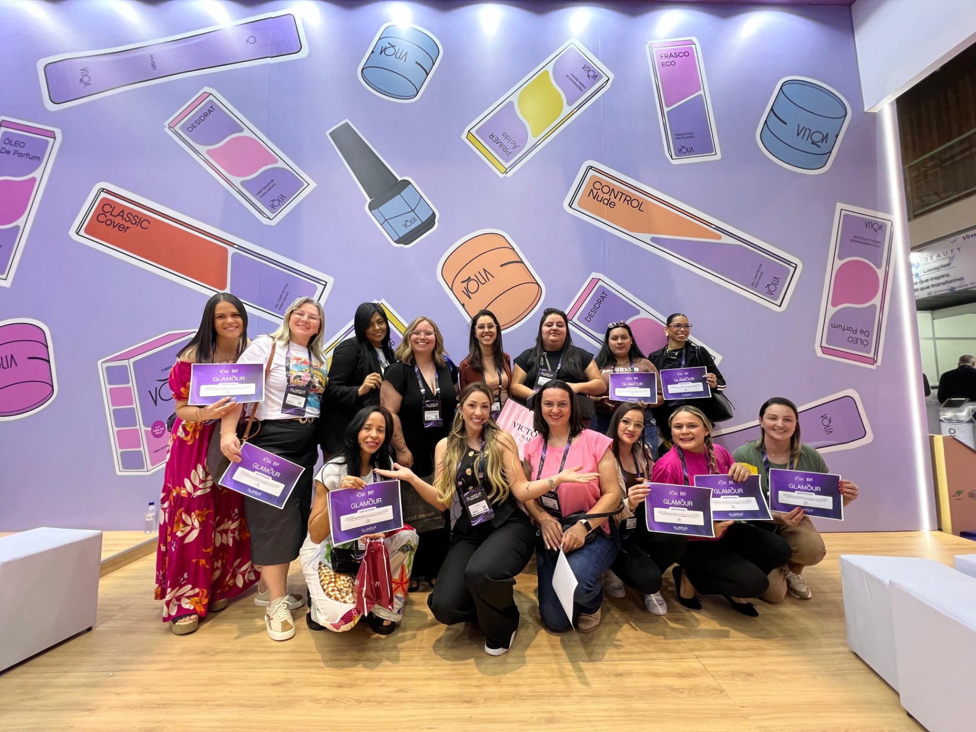 Turma de alunas formadas com certificados em evento