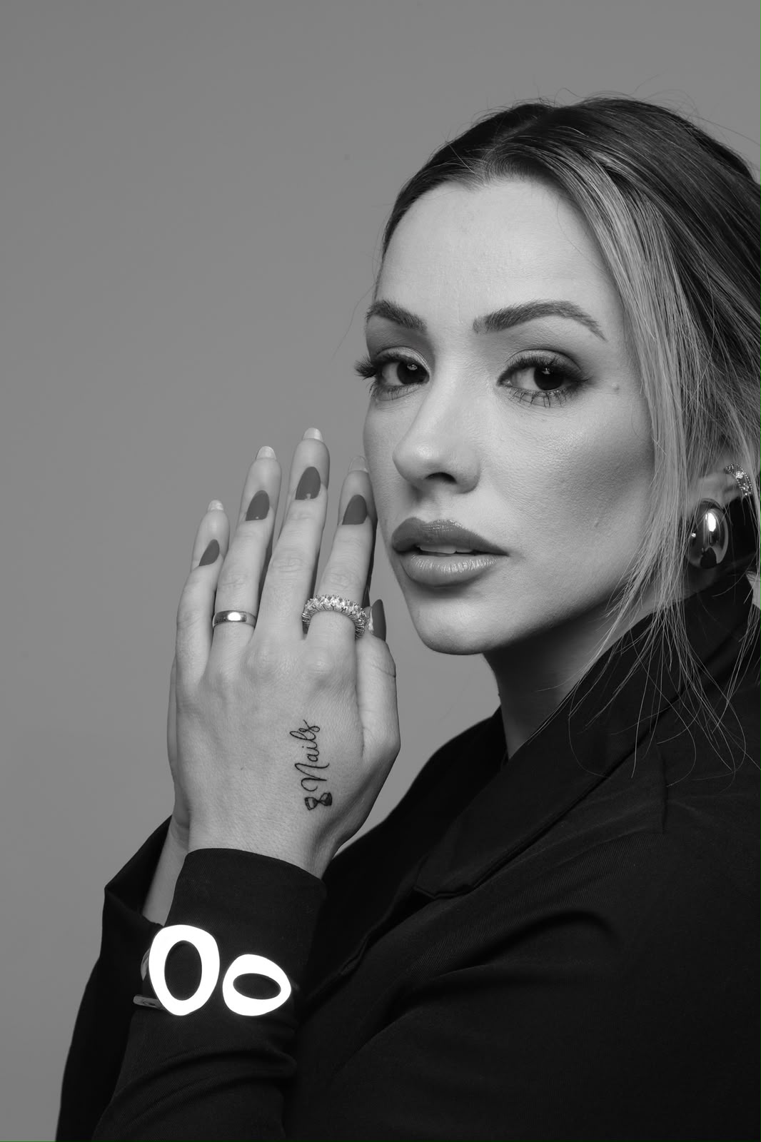 Ana Amélia com as mãos próximas ao rosto, mostrando as unhas