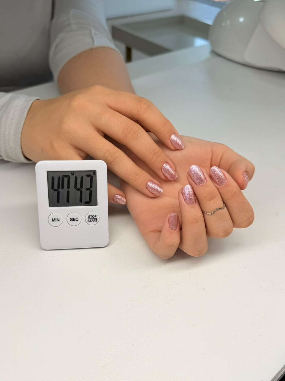 Unhas amendoadas rosa antigo com acabamento glitter