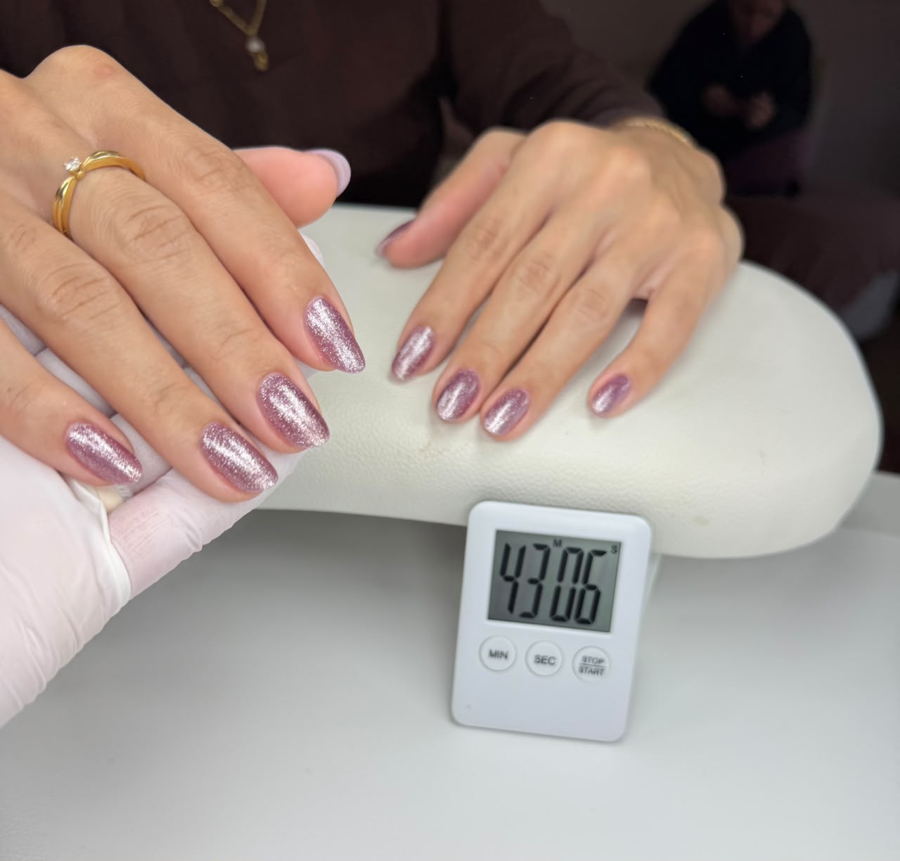 Unhas ovais com glitter malva e detalhe dourado