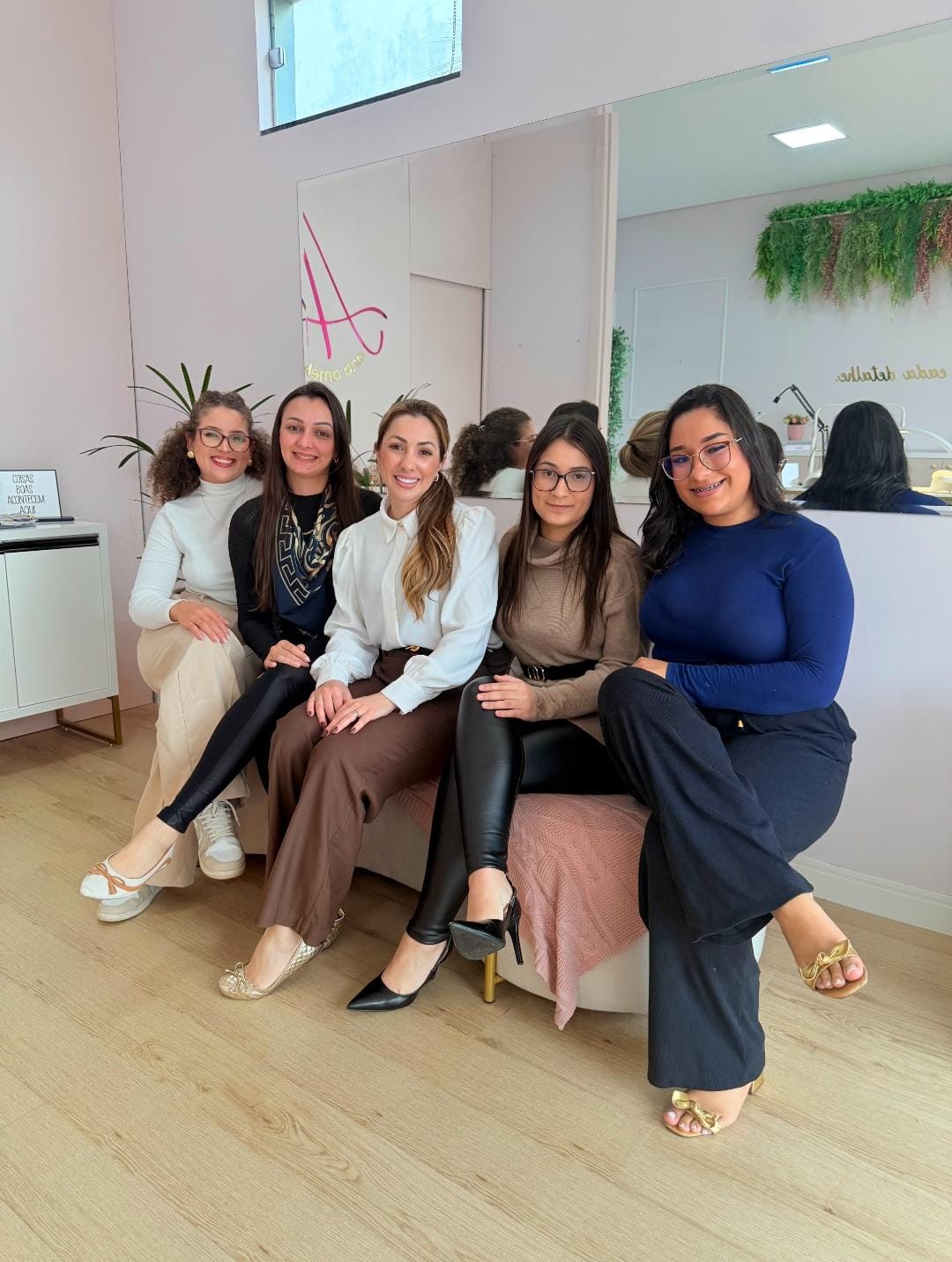 Ana Amélia com sua equipe no studio